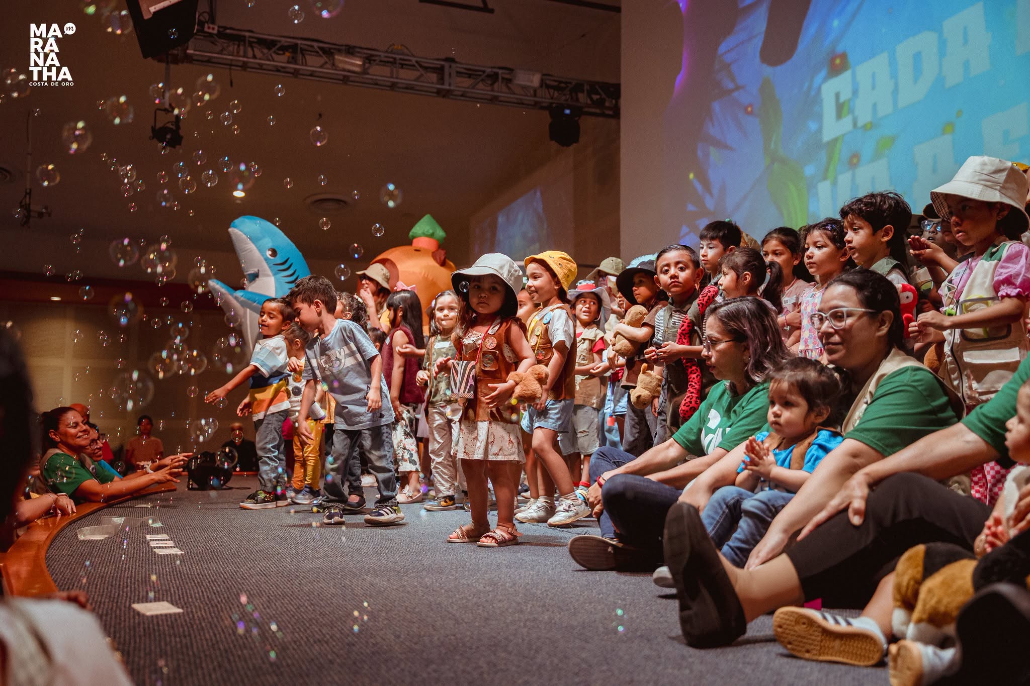 Niños participando de una actividad especial en Sunday School.